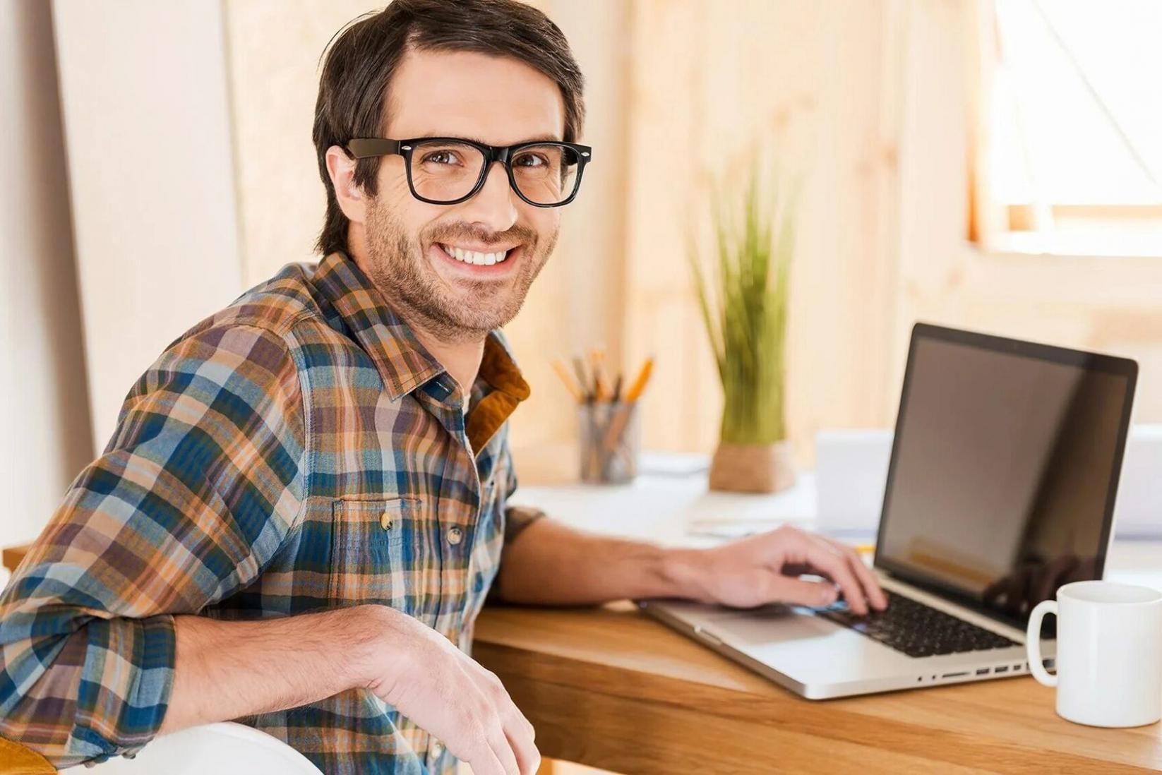 Documents financiers et calculatrice sur un bureau professionnel