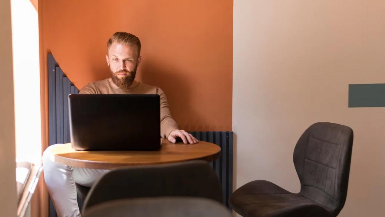 Bureau d'équipe avec outils d'analyse et écrans de données financières